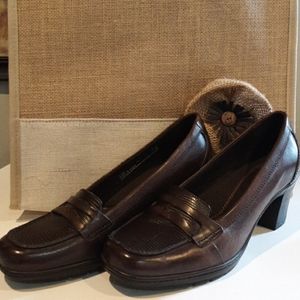 EUC Clark's Bendables Heeled Loafers